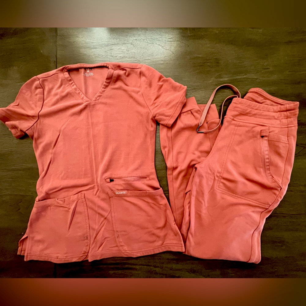 XS Jaanuu Scrub set